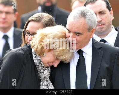 I genitori di Christopher McManus Laura e Michael ai suoi funerali presso la Madonna del Monte Carmelo e la Chiesa di San Patrizio, Oldham. Foto Stock