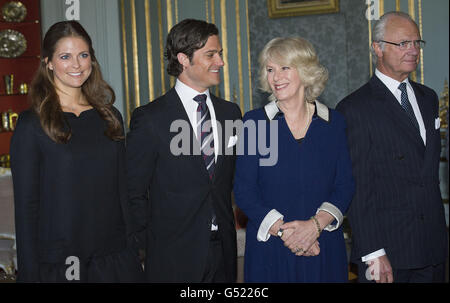 (Da sinistra) la principessa Madeleine, il principe Carl Philip, la duchessa di Cornovaglia e il re Carl Gustav posano per delle fotografie durante la visita del Principe di Galles e della Duchessa di Cornovaglia al Palazzo reale di Stoccolma, mentre continuano il loro tour della Scandinavia. Foto Stock