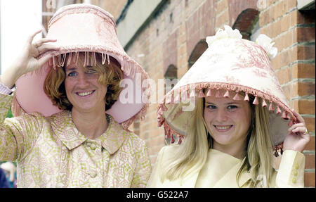 Kate Mulvey (a sinistra) e Gavanndra Hodge illuminano il secondo giorno della gara reale Ascot incontro con i loro lampshades. Foto Stock