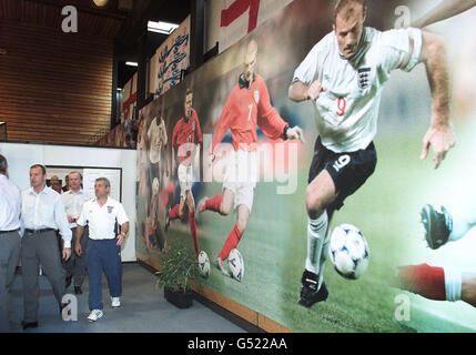 Il capitano inglese Alan Shearer (a sinistra), il direttore esecutivo della fa David Davies e il coach Kevin Keegan arrivano per una conferenza stampa presso il centro di formazione della squadra a Spa, Belgio. * la conferenza stampa segue l'uscita dell'Inghilterra dai campionati Euro 2000 dopo la sconfitta della Romania del 3-2. Foto Stock