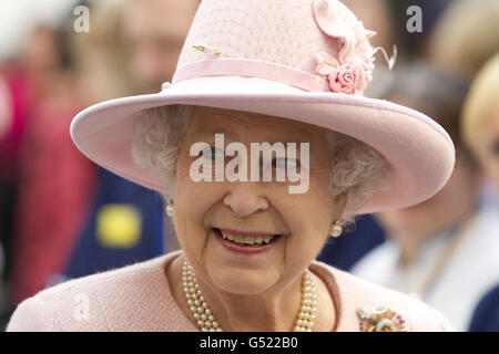 La Regina Elisabetta II durante l'apertura ufficiale del Royal Manchester Children's Hospital, del Manchester Royal Eye Hospital, del Saint Mary's Hospital e di una nuova ala all'infermeria reale di Manchester, dove incontra anche personale e pazienti e ascolta un lavoro musicale appositamente commissionato. Foto Stock