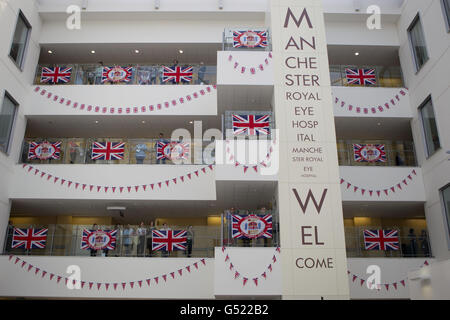 I membri del personale attendono di salutare la Regina Elisabetta II durante l'apertura ufficiale del Royal Manchester Children's Hospital, del Manchester Royal Eye Hospital, del Saint Mary's Hospital e di una nuova ala del Manchester Royal Infirmary, dove incontra anche personale e pazienti e ascolta un lavoro musicale commissionato appositamente. Foto Stock