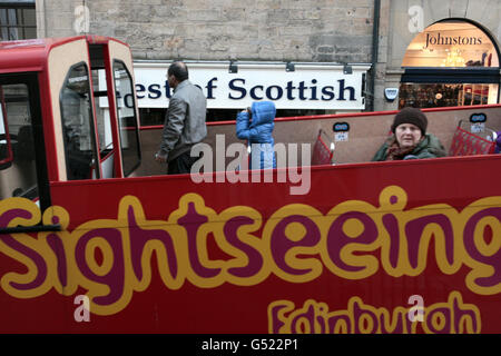 Un autobus turistico di Edimburgo passa davanti al Parlamento Scozzese di Edimburgo. Foto Stock