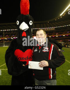 Rugby Union - RaboDirect PRO12 - Edinburgh Rugby / Newport-Gwent Dragons - Murrayfield Stadium. Simon Johnston viene premiato con un pollo Nandos durante la partita RaboDirect PRO12 al Murrayfield Stadium di Edimburgo. Foto Stock