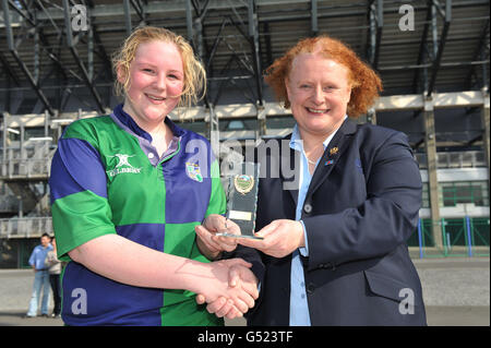 Un trofeo viene presentato durante la partita dei Delfini Brewin a Murrayfield, Edimburgo. Foto Stock