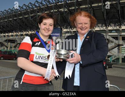 Rugby Union - Brewin Dolphin U18 - Murrayfield. Il capitano di Stirling si presenta con il suo trofeo durante la partita dei Brewin Dolphin a Murrayfield, Edimburgo. Foto Stock