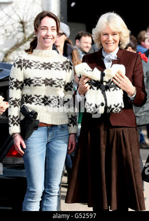 La duchessa di Cornovaglia sorride dopo aver ricevuto una replica jumper dall'attrice uccisa Sophie Grabol (a sinistra) che gioca Sarah Lund nella serie a seguito di un tour dell'attuale set a Lynge, Danimarca. Foto Stock