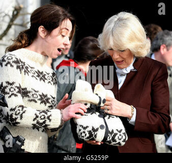 La duchessa di Cornovaglia sorride dopo aver ricevuto una replica jumper dall'attrice uccisa Sophie Grabol (a sinistra) che gioca Sarah Lund nella serie a seguito di un tour dell'attuale set a Lynge, Danimarca. Foto Stock