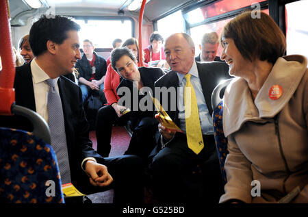 Il leader del lavoro ed Miliband (a sinistra), il candidato del sindaco di Londra Ken Livingstone (al centro) e i membri del gabinetto ombra, Tessa Jowell (a destra) e Mary Creagh (al centro a sinistra) viaggiano a bordo del Fare Deal Express del signor Livingstone verso Bromley, dove hanno tenuto una riunione del gabinetto ombra. Foto Stock