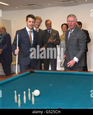 Il Principe del Galles e il Principe ereditario Frederik di Danimarca si divertiscono con una partita di una forma danese di piscina chiamata skomager in una casa di vecchi popoli in Gyldenrisparken Housing Estate, in un sobborgo di Copenhagen, Danimarca. Foto Stock