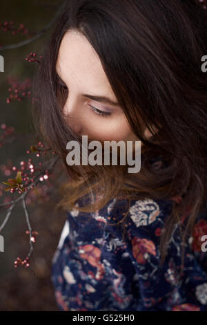 Ritratto di una giovane donna con i capelli che coprono il suo volto Foto Stock