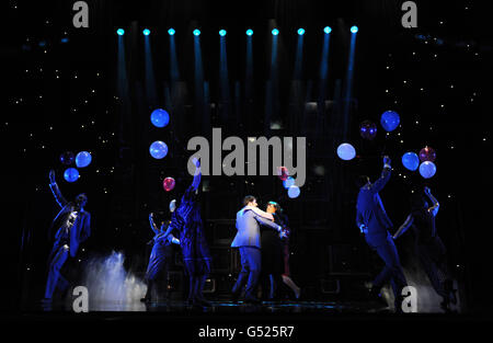 Elaine C Smith balla con Gordon Cooper, durante una prova di abbigliamento per lo spettacolo di apertura del Susan Boyle Musical 'i Dreamed a Dream' al Teatro reale di Newcastle. Foto Stock