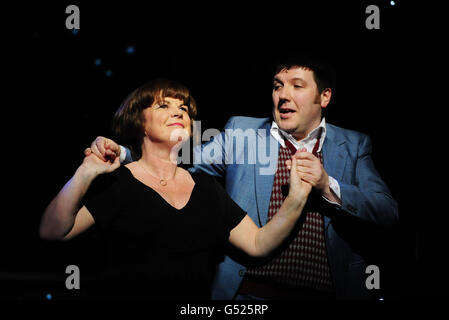 Elaine C Smith balla con Gordon Cooper, durante una prova di abbigliamento per lo spettacolo di apertura del Susan Boyle Musical 'i Dreamed a Dream' al Teatro reale di Newcastle. Foto Stock