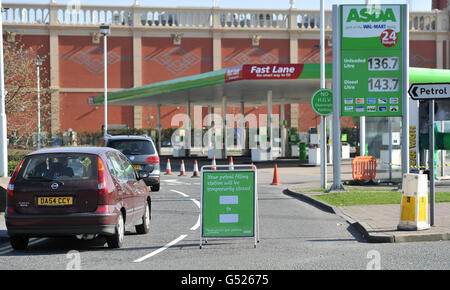 I conducenti di autocisterne si sono imposti per lo sciopero posteriore. Il distributore di benzina dell'ASDA a Trafford Park, Manchester, è chiuso dopo che il carburante è esaurito. Foto Stock