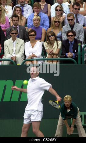 John McEnroe in azione contro Bjorn Borg, di fronte a una folla affollata di celebrità a Buckingham Palace durante gli incontri NSPCC del Duke of York. Foto Stock