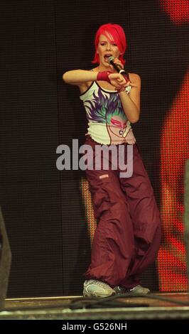 Un membro della girl band 'Girl Thing' che si esibisce sul palco al festival Mardi Gras 2000 nel Finsbury Park di Londra. Foto Stock