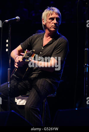 Paul Weller si esibisce sul palco durante la serie di concerti Teenage Cancer Trust, presso la Royal Albert Hall nella zona ovest di Londra. Foto Stock