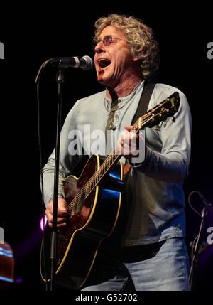 Roger Daltrey si esibisce sul palco durante la serie di concerti Teenage Cancer Trust, presso la Royal Albert Hall nella zona ovest di Londra. Foto Stock
