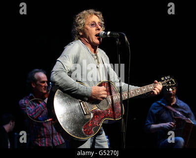Roger Daltrey si esibisce sul palco durante la serie di concerti Teenage Cancer Trust, presso la Royal Albert Hall nella zona ovest di Londra. Foto Stock