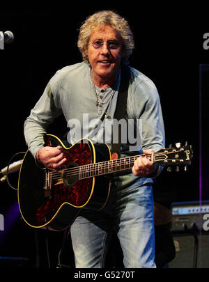Roger Daltrey si esibisce sul palco durante la serie di concerti Teenage Cancer Trust, presso la Royal Albert Hall nella zona ovest di Londra. Foto Stock