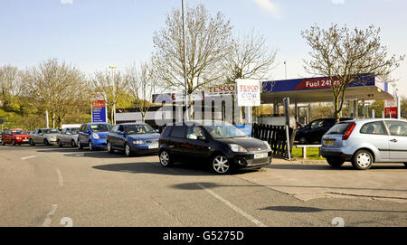 La coda delle automobili per la benzina presso un distributore di benzina Tesco ad Eastville, Bristol, dopo le vendite di benzina e diesel è aumentata drammaticamente ieri mentre gli automobilisti si sono accocciati alle officine per riempirsi dopo il parere controverso del governo in vista di un possibile sciopero da parte dei conducenti di autocisterna. Foto Stock