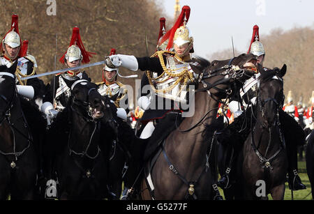 La Cavalleria domestica prende parte alla 'Revisione generale di Major' in Hyde Park, Londra, dove il generale maggiore George Norton determina se la Cavalleria domestica è pronta ad eseguire i compiti cerimoniali, che quest'anno include le Olimpiadi, il Giubileo del diamante della regina, Trooping il colore e l'apertura di Stato del Parlamento. Foto Stock