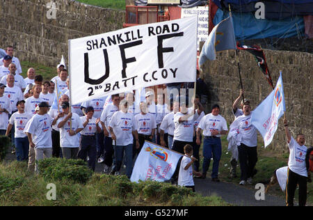 UFF (Ulster Freedom Fighters) dalla strada Shankill a Belfast arrivano alle linee di polizia alla chiesa di Drumcree a Portadown. Il gruppo è stato guidato dal leader dell'UFF Johnny Adair (4° a destra con la mano sul petto). * l'organizzazione Loyalist sta mostrando sostegno per l'Orangemen dopo il divieto della loro parata Domenica 9 luglio. Foto Stock