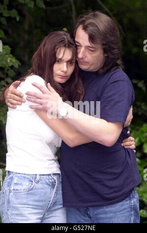 Sara e Michael Payne, genitori di Sarah, 8 anni, che sono andati perduti 1/7/00, si tengono fuori dalla casa dei suoi nonni vicino a Ferring, West Sussex, da dove è scomparsa dopo aver giocato con i suoi fratelli e la sorella. * la ricerca di Sarah riprese dopo che i sommozzatori di polizia che lavoravano per tutta la notte non trovarono traccia di lei. Le cacciate che coinvolgono elicotteri, cani da cecchino, un sanguinoso, termocamere e decine di volontari non sono riuscite a trovare il bambino. Foto Stock