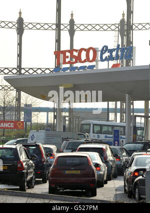 Gli automobilisti si accodano in una stazione di servizio nella zona est di Londra nonostante un annuncio del sindacato che rappresenta i conducenti di petroliere che escluda la minaccia di scioperi durante la Pasqua. Foto Stock