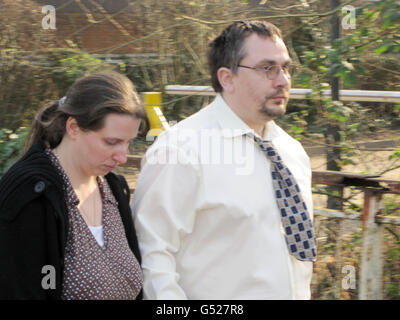 James e Nicola Hood fuori dalla corte di Taunton Magistrates, dove hanno ammesso nove accuse di crudeltà animale relative ad animali tenuti a casa loro in Queen's Road, Minehead, Somerset. Foto Stock