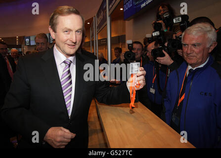 Taoiseach Enda Kenny arriva stasera per il fine Gael Ard Fheis al centro congressi di Dublino. Foto Stock