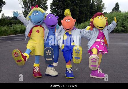 I Tweenies (L-R) Bella, Fizz, Milo e Jake, a Londra, per lanciare il loro Tweenies Live tour a partire dalla National Indoor Arena di Birmingham il 26/12/2000. Foto Stock