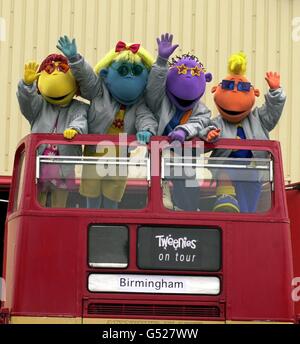 I preferiti della TV per bambini The Tweenies (L-R) Bella, Fizz, Milo e Jake, su un autobus a Londra, per lanciare il loro Twenies Live tour a partire dalla National Indoor Arena di Birmingham il 26/12/2000. Foto Stock