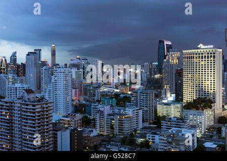 Lo Skyline di Bangkok con pesanti nuvole monsoniche Foto Stock