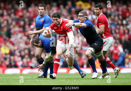 Alex Cuthbert, in Galles, si distacca dall'Imanol Harinordoquy francese durante la partita RBS 6 Nations al Millennium Stadium di Cardiff. Foto Stock