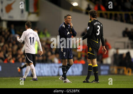 Owen Coyle (centro), direttore di Bolton Wanderers, parla con Marcos Alonso (A destra) dopo Fabrice Muamba crolla in campo Foto Stock