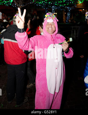 Frequentatori di partito nel villaggio di Whistler per la Vigilia di Capodanno. Whistler BC, Canada. La gente in costume per la Vigilia di Capodanno Foto Stock