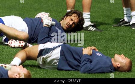 Il portiere inglese David Seaman si allunga durante una sessione di addestramento al campo di addestramento dell'Inghilterra a Spa, Belgio. L'Inghilterra affronta la Germania nella loro seconda partita Euro 2000. Foto Stock