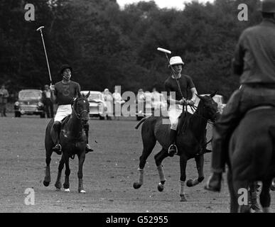 Il Duca di Edimburgo (L) e il Principe del Galles giocano con la squadra di Windsor Park a Oulton Park, Cheshire, contro la squadra di Holwell Court dell'Hertfordshire. Il principe segnò il gol vincente del suo fianco. Foto Stock