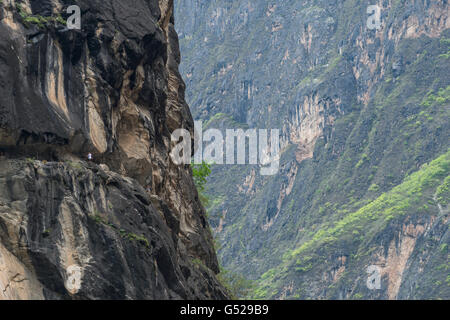 Cina Yunnan Sheng, Diqing Zangzuzizhizhou, escursione (gita di 2 giorni) per la tigre salta in gola del fiume Yangtze, sentiero escursionistico in Felsspalt Foto Stock