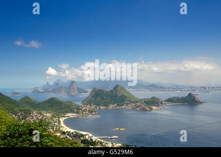 Città di Nitreoi, stato di Rio de Janeiro, Brasile. Spiaggia di Charitas, Jurujuba e lo skyline della città di Rio de Janeiro dal Parco Naturale Municipale di Nitreói Foto Stock