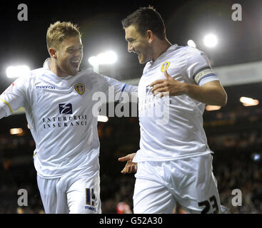 Robert Snodgrass (a destra) di Leeds United festeggia con Adam Clayton dopo aver segnato il suo primo gol al fianco durante la partita del campionato Npower a Elland Road, Leeds. Foto Stock