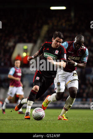 Calcio - Npower Football League Championship - West Ham United v Middlesbrough - Upton Park. Abdoulaye Faye di West Ham United e Adam Hammill di Middlesbrough (a sinistra) lottano per la palla Foto Stock