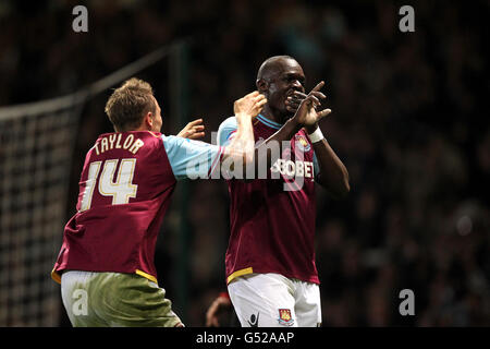 West Ham United's Abdoulaye Faye (centro) celebra l'apertura Obiettivo della partita con il compagno di squadra Matt Taylor Foto Stock