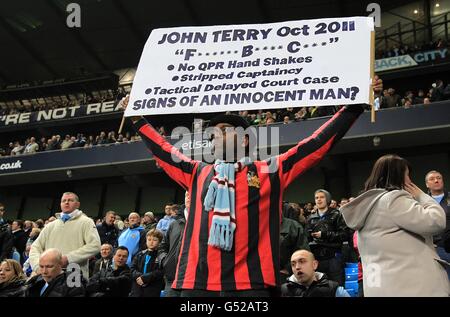 Calcio - Barclays Premier League - Manchester City / Chelsea - Etihad Stadium. Un fan di Manchester City tiene in piedi una bandiera anti John Terry Foto Stock