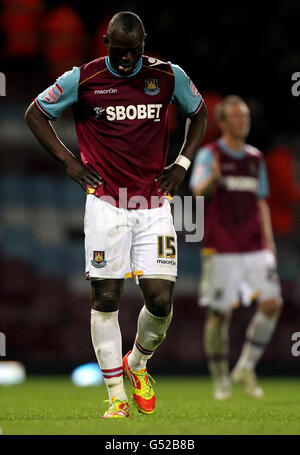 Calcio - Npower Football League Championship - West Ham United v Middlesbrough - Upton Park. Il West Ham United's Abdoulaye Faye abbattuto alla fine della partita Foto Stock