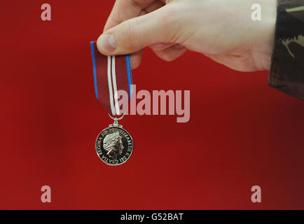 La medaglia del Giubileo del Diamante della Regina è esposta a Wellington Barracks, Londra, mentre i militari rivelano le uniformi cerimoniali che indosseranno quando parteciperanno alle celebrazioni del Giubileo del Diamante della Regina nel mese di giugno. Foto Stock
