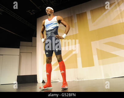 Olympics - Team GB Kit Unveilling - Torre di Londra. Phillips Idowu si pone come Adidas svela il British Team Kit progettato da Stella McCartney durante una fotocall alla Torre di Londra, Londra. Foto Stock