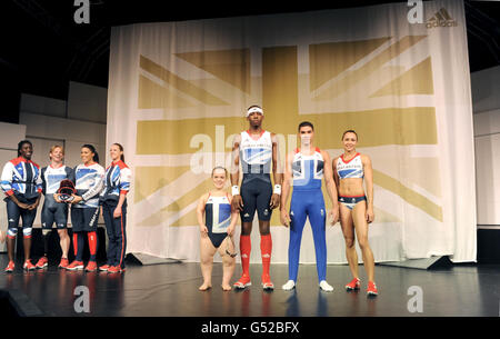 Sinistra-destra) Christine Ohuruogu, Jody Cundy, Shanaze Reade, Heather Fell, Eleonor Simmonds, Phillips Idowu, Louis Smith e Jessica Ennis posano come Adidas sveil il British Team Kit progettato da Stella McCartney per Londra 2012 durante una fotocall alla Torre di Londra, Londra. Foto Stock