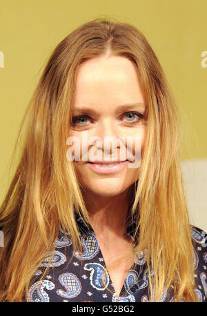 Stella McCartney si pone come Adidas svelare il British Team Kit progettato da Stella McCartney durante una fotocellula alla Torre di Londra, Londra. Foto Stock